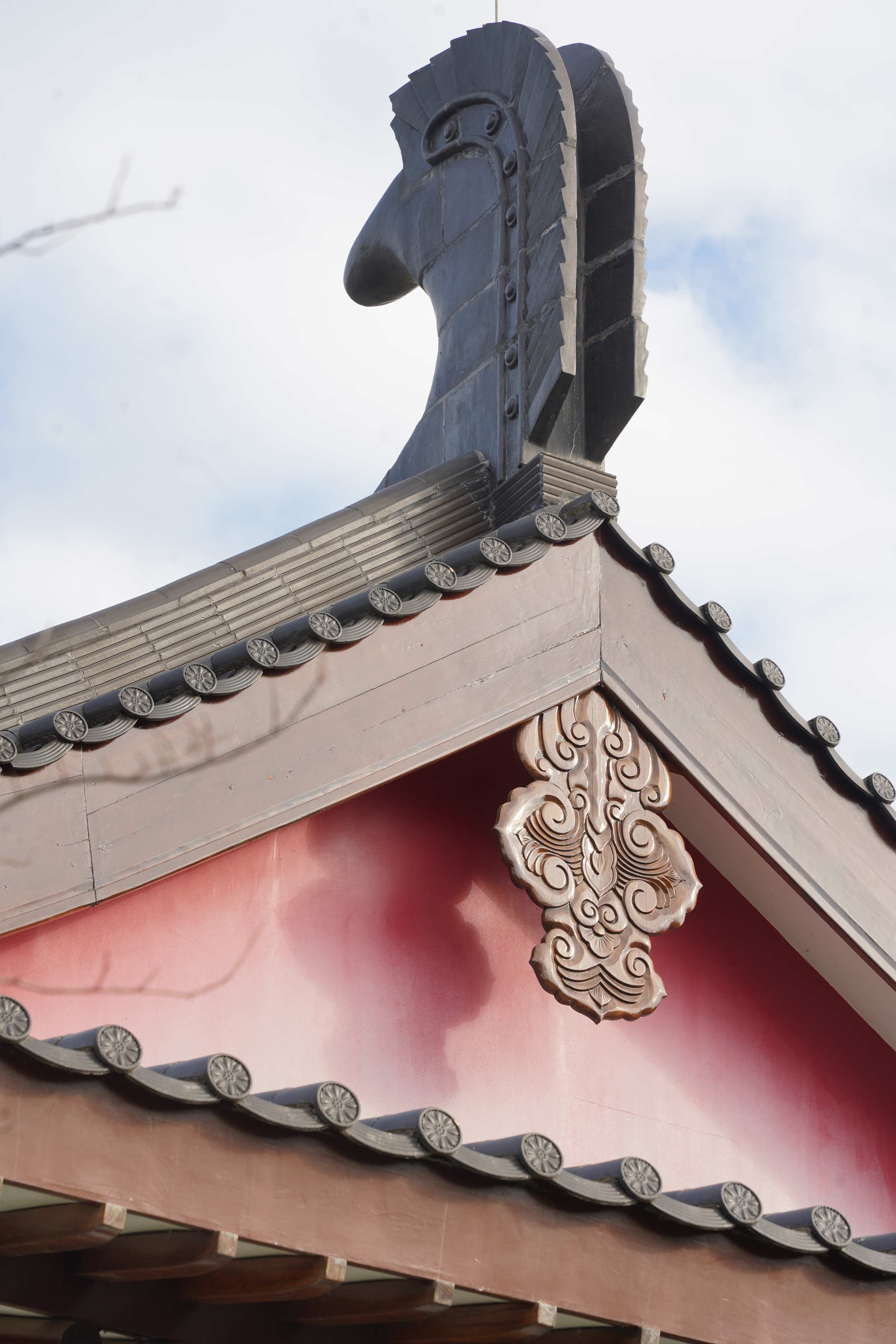 Temple roof with decorative cloud ornament